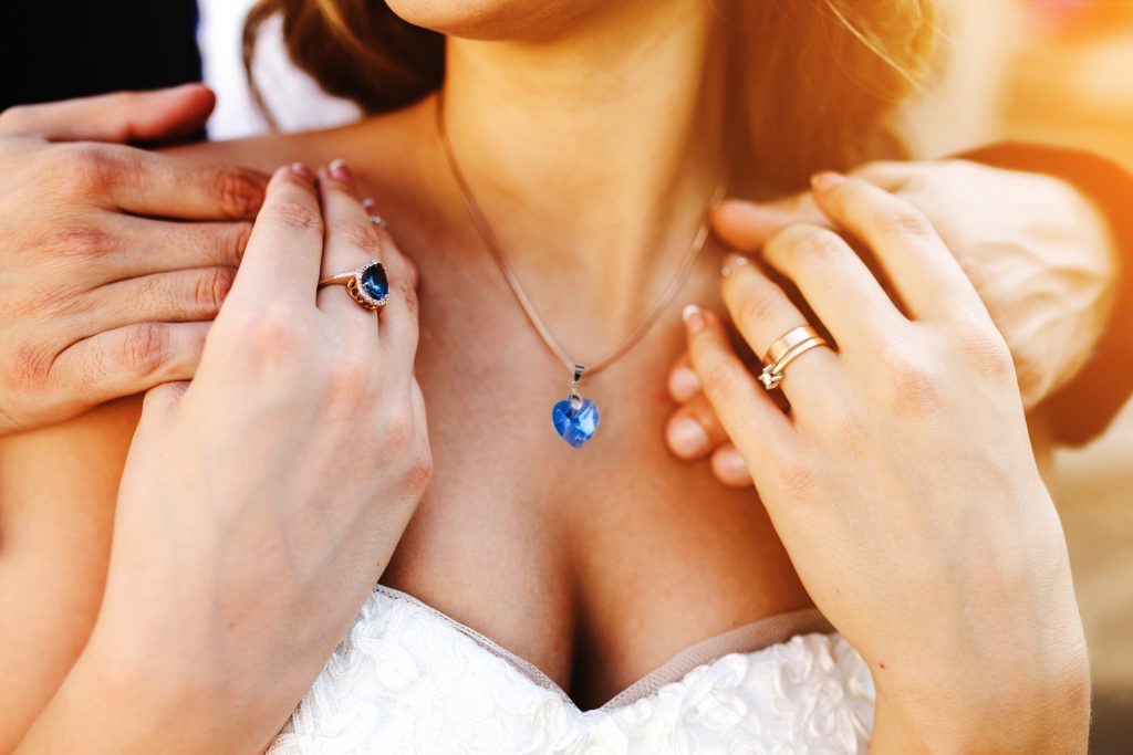 dije de corazón creado con cristales de Swarovski para usar algo azul el día de tu boda