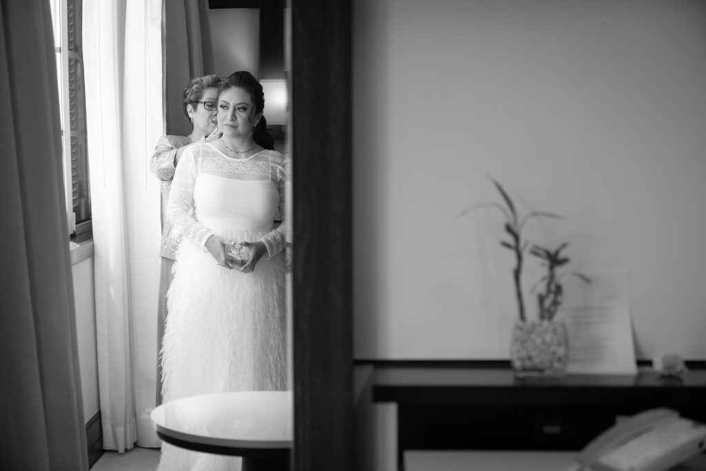 Novia y su mamá en boda Covid