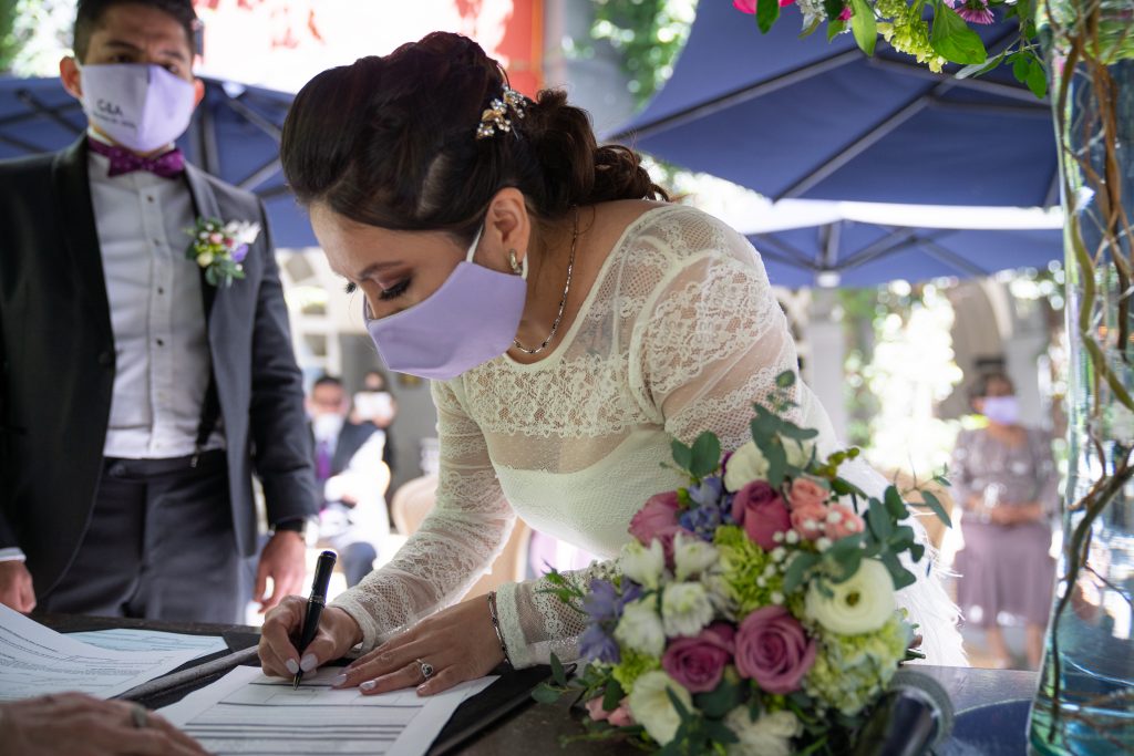 Novia firmando en boda Covid