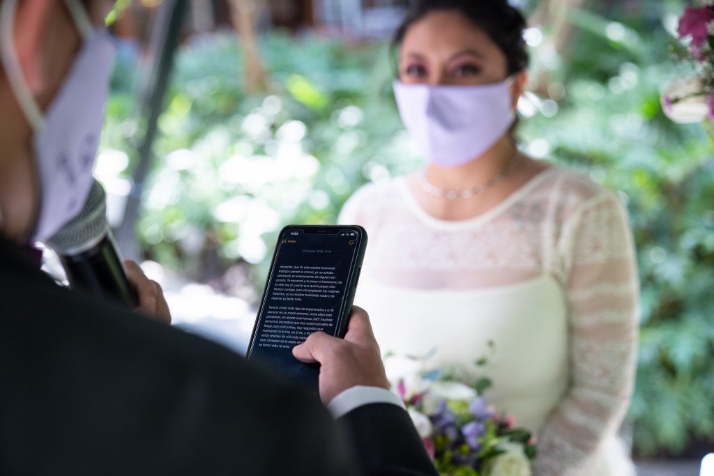 Novio leyendo votos en boda Covid